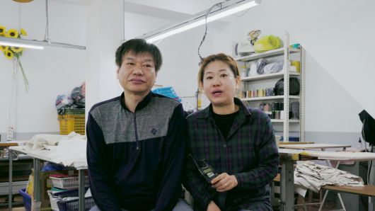 봉제공장에서 만나 결혼한 뒤 함께 봉제공장을 운영 중인 신성남(오른쪽)·노재관 부부.