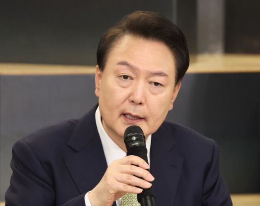 윤석열 대통령이 지난 14일 서울 중구 서울고용복지플러스센터에서 열린 스물다섯번째 ‘국민과 함께하는 민생토론회\'에서 모두발언을 하고 있다. 연합뉴스