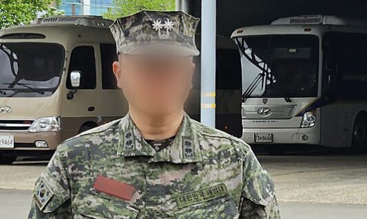 지난달 22일 오전 경북경찰청 형사기동대에 출두한 해병대 제1사단 제7포병 대대장과 김경호 변호사가 기자회견을 하고 있다. 이날 이들은 지난해 예천군 수해로 순직한 채상병 사건과 관련해 경찰 수사를 받는다. 연합뉴스