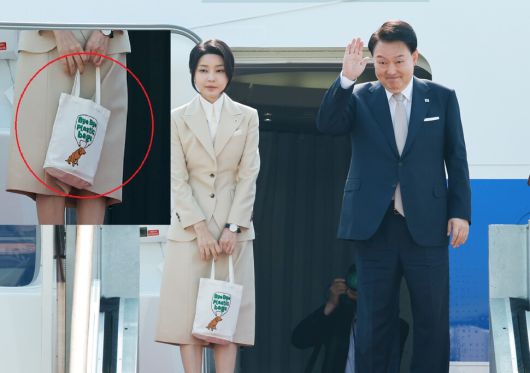 윤석열 대통령과 부인 김건희 여사가 10일 경기 성남 서울공항에서 투르크메니스탄, 우즈베키스탄, 카자흐스탄 등 중앙아시아 3개국 방문차 출국하며 전용기인 공군 1호기에 올라 인사하고 있다. 윤운식 선임기자 yws@hani.co.kr