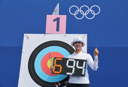 양궁 대표팀 임시현이 25일(현지시각) 프랑스 파리 레쟁발리드에 마련된 양궁 경기장에서 열린 2024 파리올림픽 여자 개인전 랭킹라운드에서 694점으로 세계신기록을 세운 뒤 점수판을 들고 기념 촬영하고 있다. 파리/연합뉴스