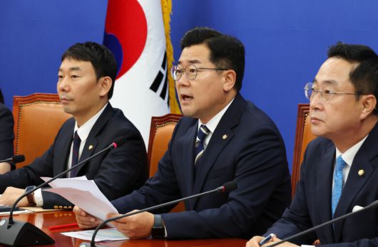 박찬대 더불어민주당 당대표 직무대행 겸 원내대표가 8일 오전 국회에서 열린 원내대표 취임 100일 기자간담회에서 발언하고 있다. 연합뉴스