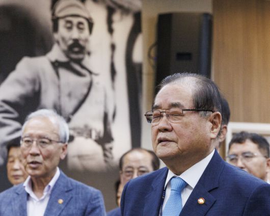 이종찬 광복회장(오른쪽)이 지난 21일 오후 서울 여의도 광복회관에서 열린 ‘대일 청구권 사회공헌’ 학술토론회 개회식에서 애국가를 부르고 있다. 행사장 벽면에 항일 독립전쟁영웅 홍범도 장군 사진이 걸려 있다. 연합뉴스