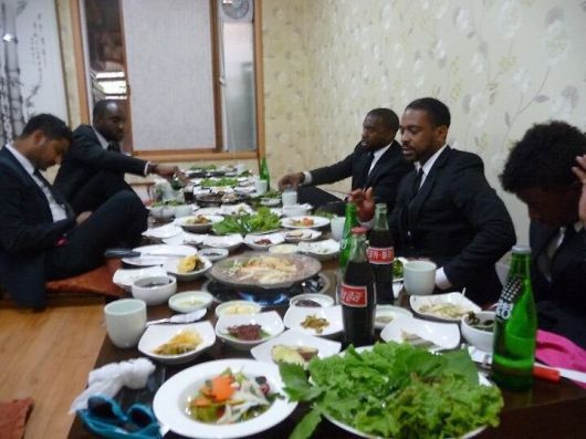 2010년 강원도 양양 한 식당에서 불고기를 먹고 있는 카녜이 웨스트(오른쪽에서 세번째). 온라인 커뮤니티 갈무리