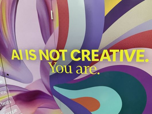 지난 5일 부산 해운대구 벡스코 제2전시장에 마련된 마이크로소프트 부스의 모습. ‘창조적인 것은 인공지능이 아닌 당신’이라는 문구가 적혀 있다. 김민제 기자