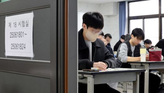 2025학년도 수능이 실시된 지난 14일 오전 인천 동구 동산고등학교에서 수험생들이 시험 시작을 기다리고 있다. 연합뉴스