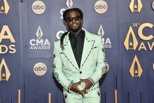 미국 흑인 컨트리 가수 샤부지가 지난 20일(현지시각) 미국 테네시주 내슈빌 브리지스톤 아레나에서 열린 제58회 컨트리음악협회상 시상식에 참석한 모습. 내슈빌/AP 연합뉴스