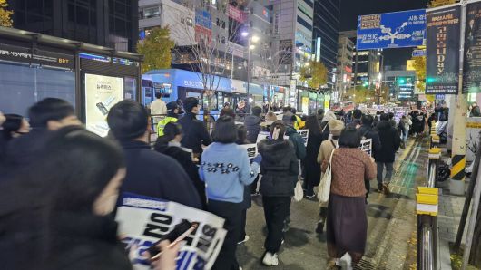 4일 부산 부산진구 서면 쥬디스태화백화점 근처에서 열린 부산시민대회에서 시민들이 윤석열 대통령 퇴진을 촉구하며 거리 행진을 하고 있다. 김영동 기자