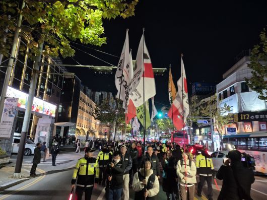 충북시민사회단체 등이 꾸린 충북시국회의가 4일 저녁 충북도청에서 촛불문화제를 열고 거리 행진을 하고 있다. 오윤주 기자