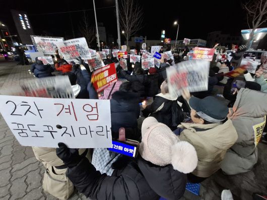 4일 강원도 춘천시 거두사거리에서 열린 ‘윤석열 퇴진 춘천시국대회’에 참석한 시민들이 윤석열 퇴진을 촉구하고 있다. 박수혁 기자