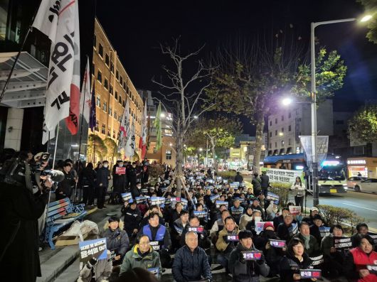 충북시민사회단체 등이 꾸린 충북시국회의가 4일 저녁 충북도청에서 연 촛불문화제에서 시민들이 윤석열 퇴진을 외치고 있다. 오윤주 기자