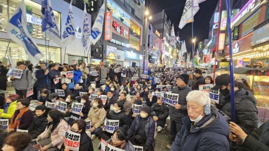 4일 부산 부산진구 서면 쥬디스태화백화점 근처에서 열린 부산시민대회에서 시민들이 윤석열 대통령 퇴진을 촉구하고 있다. 김영동 기자
