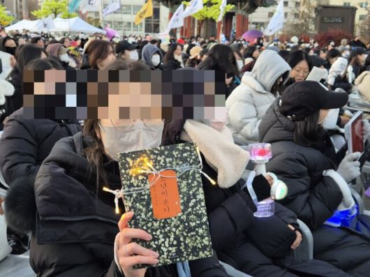 8일 오후 광주광역시 동구 금남로 5·18민주광장에서 열린 ‘제5차 광주시민총궐기대회’에서 고교 2학년 정아무개양이 구호를 외칠 때마다 한강 작가의 소설 ‘소년이 온다’를 흔들고 있다. 정대하 기자