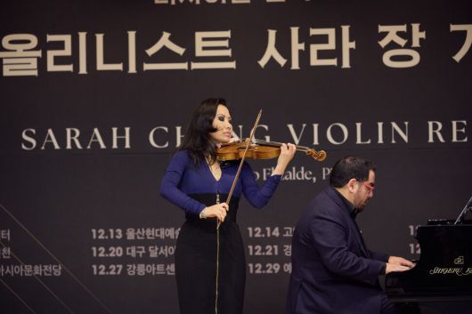 바이올리니스트 사라 장이 9일 서울 서초구 코스모스홀에서 연주하는 모습. 크레디아 제공