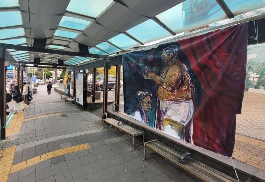 제주시청 버스 정류장에는 9일 오전 12·3 비상계엄 내란죄 피의자 윤석열 대통령을 풍자하는 대형 걸개그림 4점이 내걸렸다. 허호준 기자