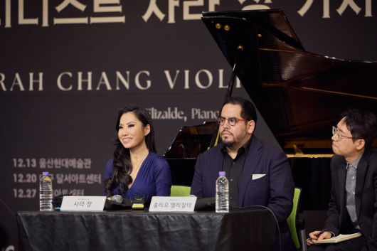 바이올리니스트 사라 장과 훌리오 엘리잘데가 9일 서울 서초구 코스모스홀에서 13개 도시 순회공연을 앞두고 간담회를 열었다. 크레디아 제공