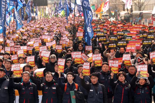 민주노총 조합원을 비롯한 참가자들이 12일 서울 중구 세종대로에서 열린 \'내란주범 윤석열 즉각 탄핵, 구속 내란동조 국민의힘 해체\'를 요구하는 노동자 시민대회를 하고 있다. 정용일 선임기자 yongil@hani.co.kr