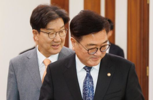 우원식 국회의장이 13일 국회 의장실로 자신을 예방한 권성동 국민의힘 원내대표를 자리로 안내하고 있다. 공동취재사진