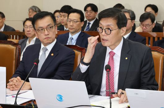 이창용 한국은행 총재가 17일 오후 국회에서 열린 기획재정위원회 전체회의에 출석해 의원 질의에 답변하고 있다. 왼쪽은 최상목 경제부총리 겸 기획재정부 장관. 연합뉴스