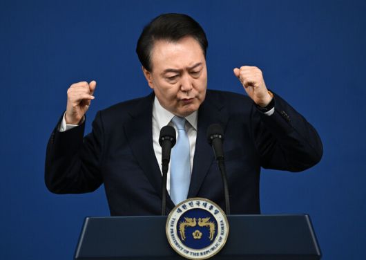 윤석열 대통령이 8월29일 서울 용산 대통령실 브리핑룸에서 두 주먹을 불끈 쥐어 보이며 기자들의 질문에 답하고 있다. 대통령실사진기자단대통령실사진기자단