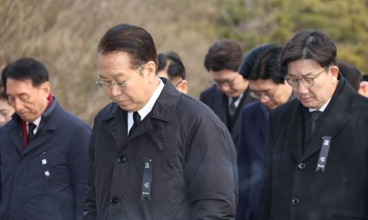 권영세 국민의힘 비상대책위원장과 권성동 원내대표 등 의원들이 1일 오전 서울국립현충원에서 현충탑 참배를 하고 있다. 연합뉴스