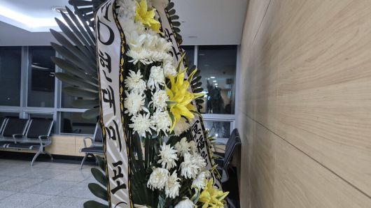 에이치디(HD)현대미포 울산조선소에서 숨진 협력업체 소속 잠수부 김아무개(22)씨의 빈소 앞에 뒤돌아 놓인 대표이사 이름의 근조 화환. 주성미 기자