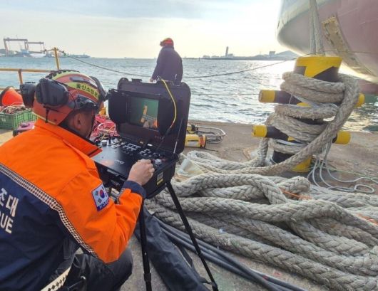 지난달 30일 오후 울산소방본부가 수중수색 장비를 동원해 에이치디(HD)현대미포 울산조선소 1안벽 인근 바다에서 실종된 잠수부를 찾고 있다. 울산소방본부 제공