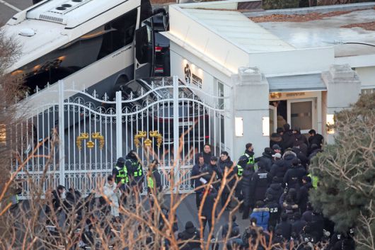 12·3 내란사태를 수사하는 공조수사본부가 내란죄 피의자 윤석열 대통령의 2차 체포영장 집행을 시작한 15일 아침 경찰과 공수처 병력이 서울 용산구 대통령 관저로 진입을 시도하고 있다. 김영원 기자 forever@hani.co.kr