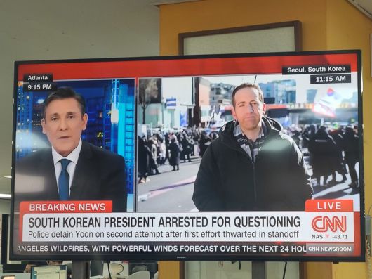 시엔엔 서울 특파원이 윤대통령의 체포 소식을 속보로 전하고 있다.
