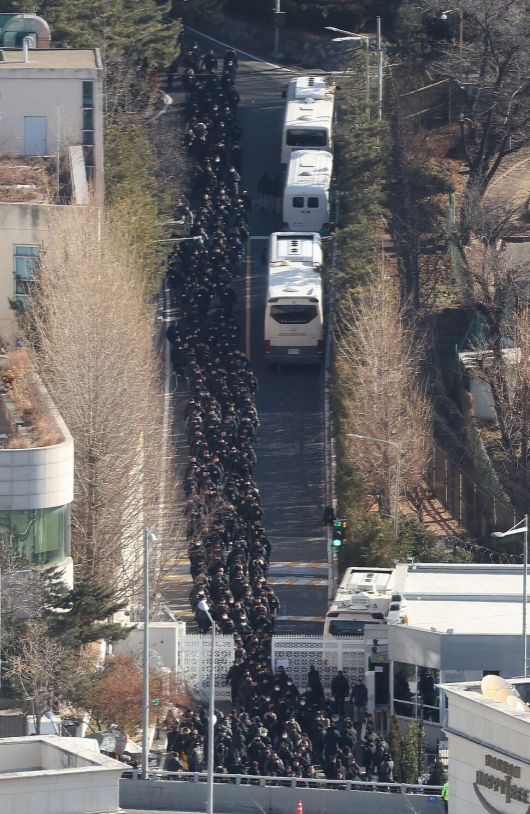 12·3 내란사태를 수사 중인 공조수사본부가 윤석열 대통령 체포를 시도한 15일 오전 서울 용산구 윤석열 대통령 관저에서 윤 대통령 경호차량들이 이동하자 공조본 체포팀원들이 관저에서 나오고 있다. 김혜윤 기자 unique@hani.co.kr