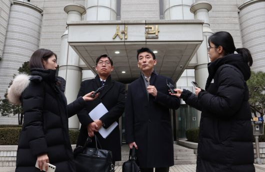 김용현 전 국방부 장관 변호인단인 이하상(오른쪽 둘째부터), 유승수 변호사가 16일 오전 서초구 서울중앙지방법원에서 열린 김 전 국방부 장관의 내란 혐의 12·3 비상계엄 사태 관련 첫 공판준비기일을 마친 뒤 나와 취재진 질문에 답하고 있다. 신소영 기자 viator@hani.co.kr