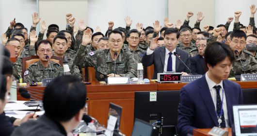 지난 14일 서울 국회에서 ‘윤석열 정부의 비상계엄 선포를 통한 내란 혐의 진상규명 국정조사 특별위원회\' 전체회의가 열리고 있다. 김선호 국방장관 직무대행, 김명수 합참 의장, 박안수 육군 참모총장 등 군 장성들이 비상계엄과 관련한 수사를 받아본 사람은 손을 들어보라는 곽규택 국민의힘 의원의 발언에 일제히 손을 들고 있다. 연합뉴스