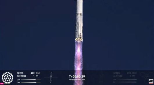 스페이스엑스의 스타십이 16일 이륙 후 고도를 높이고 있다. 엔진 33개가 모두 점화돼 있는 걸 확인할 수 있다. 웹방송 갈무리