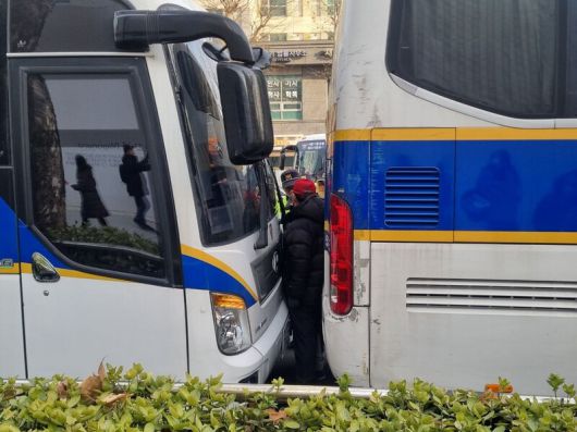 윤석열 대통령에 대한 구속 전 피의자 심문이 이뤄지는 18일 오후 윤 대통령 지지자들이 서울서부지법 앞에 결집해 집회를 벌이고 있다. 고나린 기자.