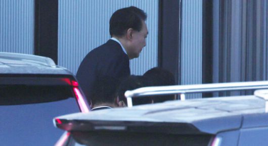 피란죄 피의자 윤석열 대통령이 지난 15일 오전 경기 과천 공수처 청사로 출석하고 있다. 이종근 선임기자 root2@hani.co.kr