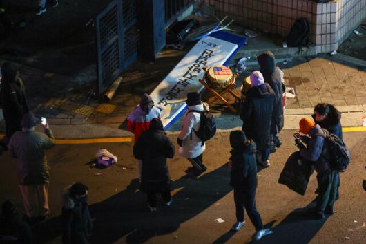 내란 우두머리 혐의를 받는 윤석열 대통령의 구속영장이 발부된 19일 오전 서울 마포구 서울서부지방법원 후문에서 윤 대통령 지지자들이 부순 현판이 놓여있다. 연합뉴스