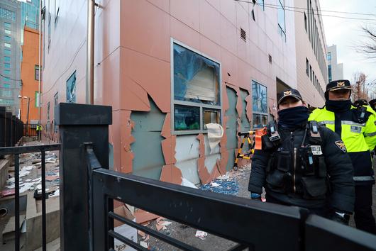 서울서부지방법원이 19일 새벽 3시에 서울 마포구 서울서부지법원에서 윤석열 대통령 구속영장을 발부한 가운데 이날 오전 서울서부지방법원 모습. 과격 지지자들에 의해 부서진 서부 지법 모습. 정용일 선임기자 yongil@hani.co.kr