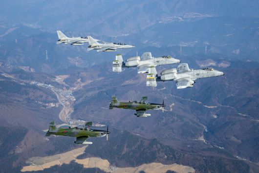 한미 공군 대대급 연합공중훈련인 ‘쌍매훈련’(Buddy Squadron)에 참가한 한·미 항공기들이 지난 22일 훈련을 위해 공역으로 이동하고 있다. 공군 제공