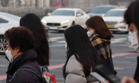 금요일인 24일 전국이 대체로 맑겠으나 동해안을 중심으로 눈 또는 비가 내릴 전망이다. 미세먼지는 전국이 ‘보통’ 수준을 유지할 것으로 보인다. 연합뉴스