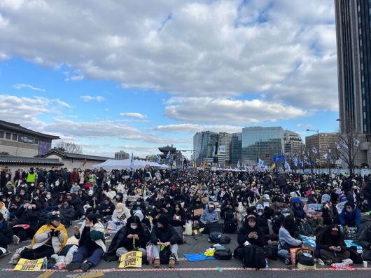 25일 ‘윤석열 즉각 퇴진! 사회대개혁! 범시민대행진 민주주의 수호 평화행진’을 앞두고 시민들이 자리를 잡고 있따. 임재희 기자