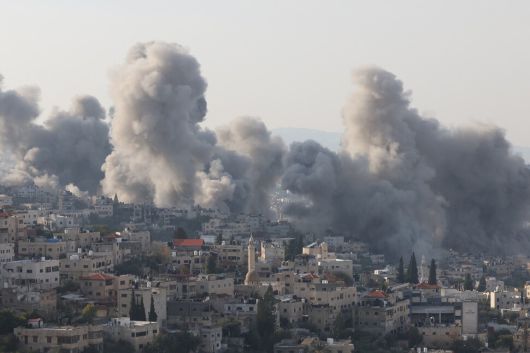 2일(현지시각) 서안지구 제닌의 난민 캠프 한 주택가를 이스라엘이 공습해 검은 연기가 피어오르고 있다. 제닌/EPA 연합뉴스