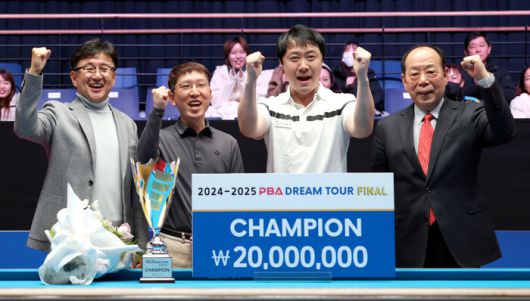김태호가 4일 열린 프로당구 드림투어(2부) 왕중왕전인 파이널에서 챔피언에 오른 뒤 준우승자 김성민과 함께 기뻐하고 있다. PBA 제공