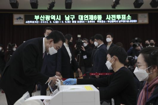 2022년 3월4일 윤석열 국민의힘 대선 후보가 부산에서 사전투표를 하고 있다. 국민의힘 홈페이지 갈무리