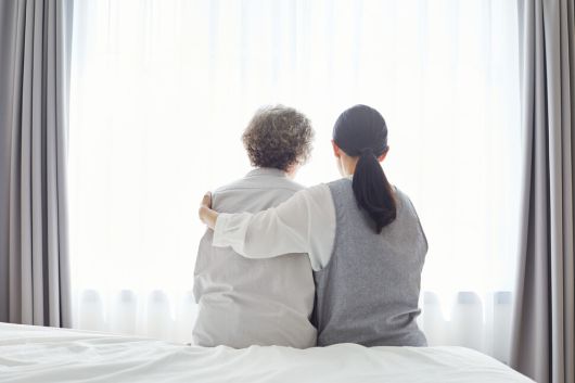 사람은 태어나면서부터 의존 없이 생존할 수 없고, 아프거나 장애가 생겨 의존이 반복될 수 있으며, 노쇠로 인해 다시 완전히 의존하게 된다. 게티이미지뱅크