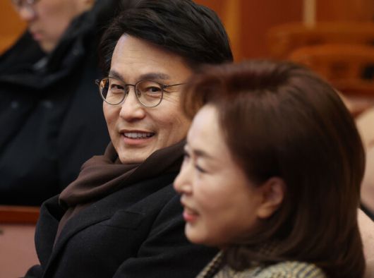 윤상현 국민의힘 의원이 13일 서울 종로구 헌법재판소에서 열린 윤석열 대통령 탄핵 심판 8차 변론기일에 참석해 변론 시작을 기다리고 있다. 오른쪽은 김민전 국민의힘 의원. 공동취재사진