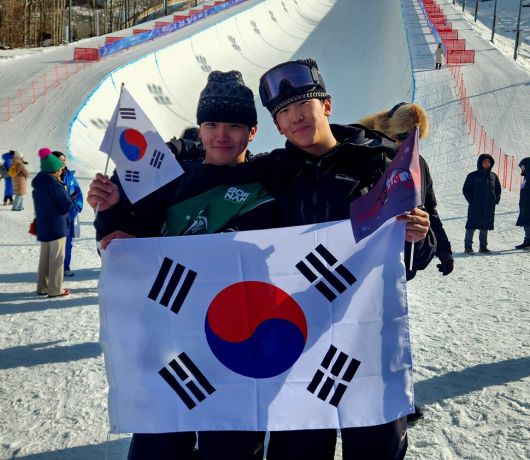 한국 스노보드 김건희(왼쪽)과 이채운이 13일 중국 헤이룽장성 야부리 스키리조트 하프파이프 슬로프 앞에서 태극기를 들고 서 있다. 하얼빈/장필수 기자 feel@hani.co.kr