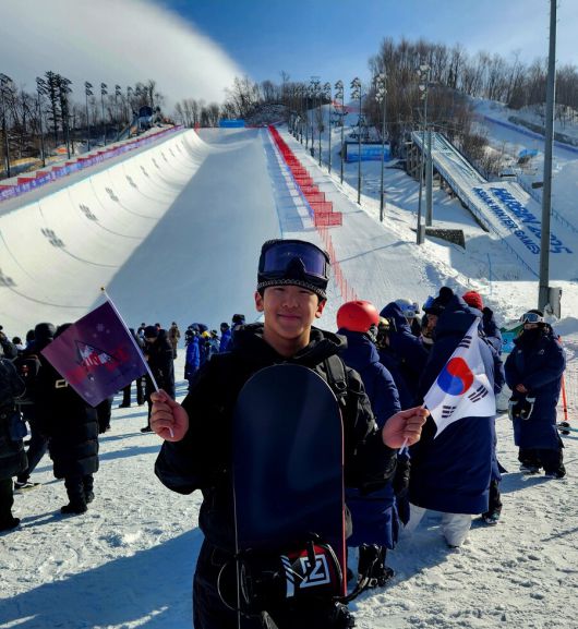 이채운이 13일 중국 헤이룽장성 야부리 스키리조트 하프파이프 슬로프 앞에 서 있다. 하얼빈/장필수 기자 feel@hani.co.kr