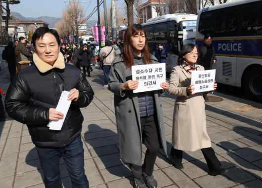 혼인평등 헌법소원 기자회견을 마친 조숙현 혼인평등소송 대리인단장(맨 오른쪽)과 헌법소원 청구 당사자인 천정남(왼쪽)씨가 14일 오전 서울 종로구 헌법재판소 민원실에 헌법소원심판 청구서를 제출하기위해 이동하고 있다. 이날 윤석열 퇴진 성소수자 공동행동은 ‘윤석열 파면 촉구 의견서’를 함께 헌법재판소에 제출했다. 박한희 공익인권변호사모임 변호사(가운데)가 의견서를 제출하러 이동하고 있다. 김태형 기자