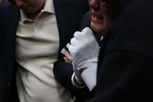 유족이 두손을 모아 오열하고 있다. 연합뉴스