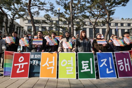 성소수자차별반대 무지개행동, 윤석열 퇴진 성소수자 공동행동이 연 ‘윤석열 파면 촉구 릴레이 기자회견’이 14일 오전 서올 종로구 헌법재판소 앞에서 진행되고 있다. 김태형 기자